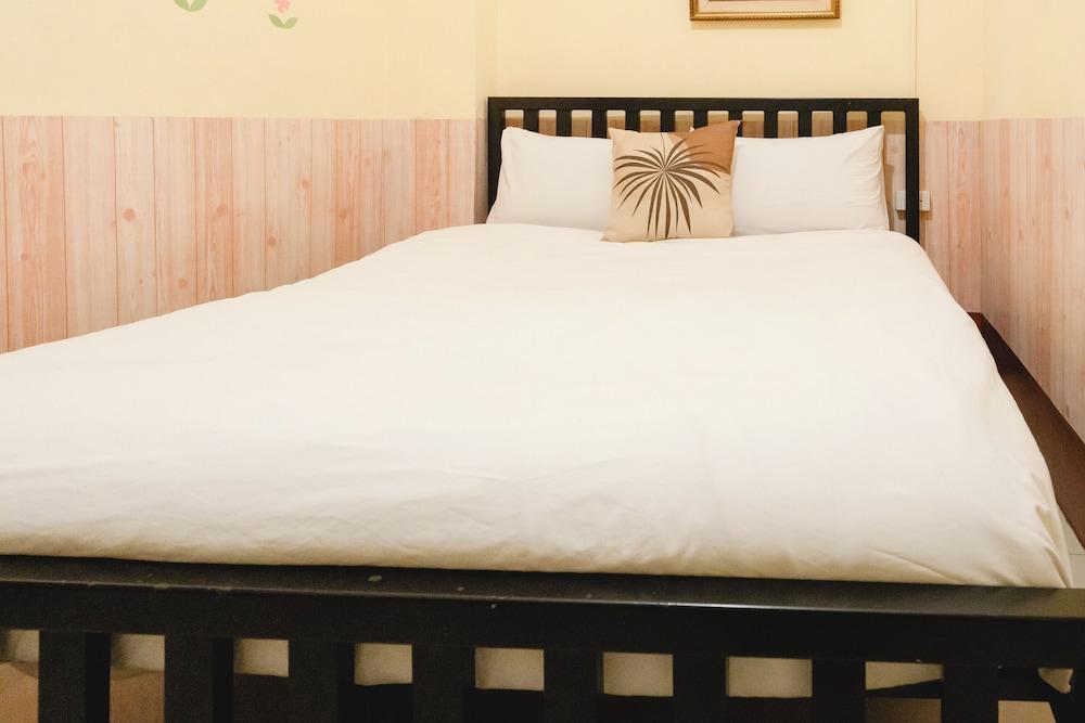 Khaosan Station Hostel Room Type - Standard Queen Room with Private Bathroom (No Window)