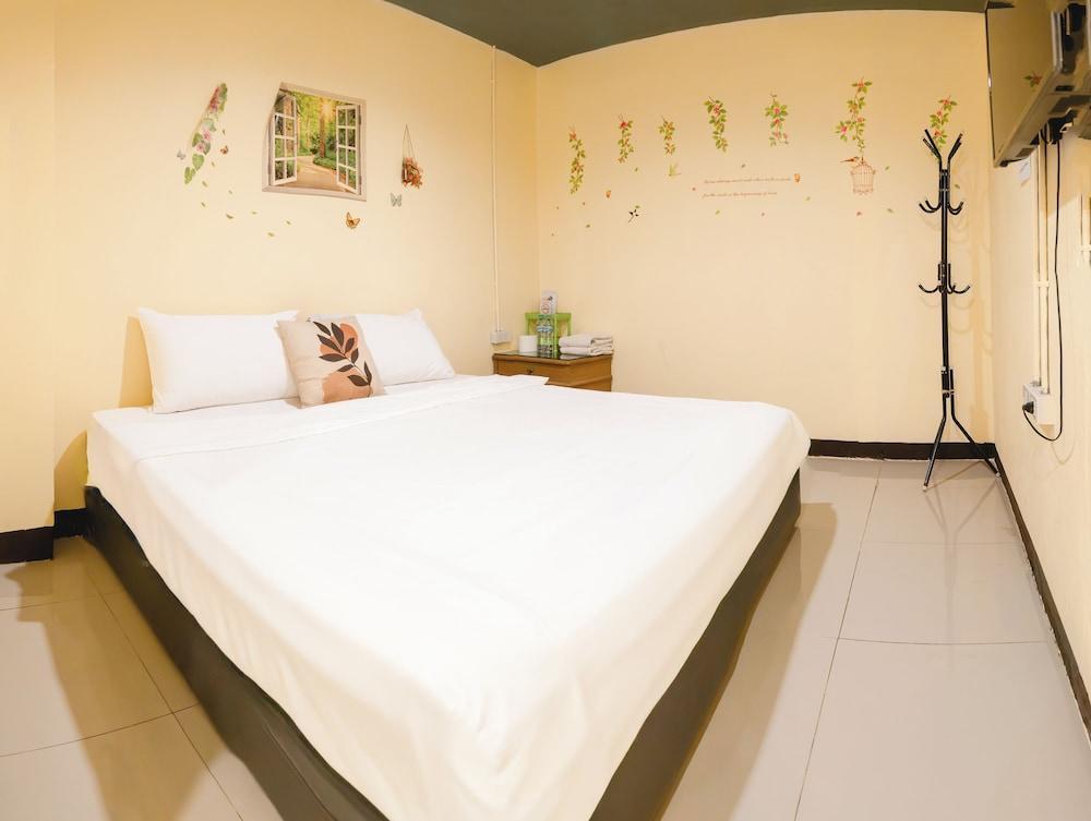 Khaosan Station Hostel Room Type - Deluxe King Room with Private Bathroom (No Window)