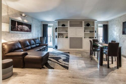 Black And White Suite Room Type - One-Bedroom Apartment - Split Level Black And White Suite Room Type - One-Bedroom Apartment - Split Level