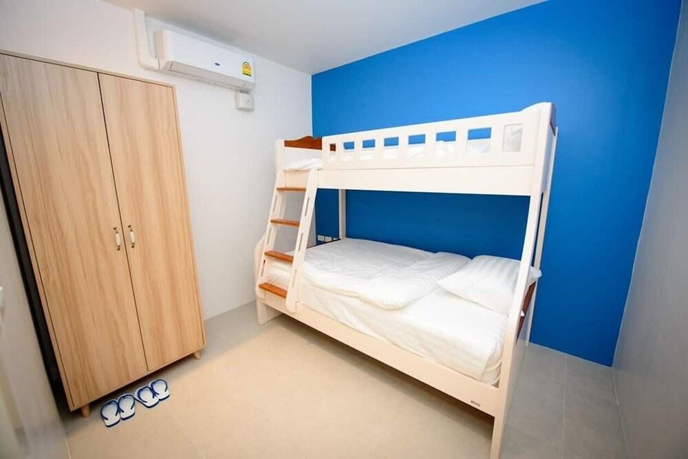 DeeProm Pattaya Hotel Room Type - Family Suite, 2 Bedrooms (1 King Bed and 2 Bunk Beds)
