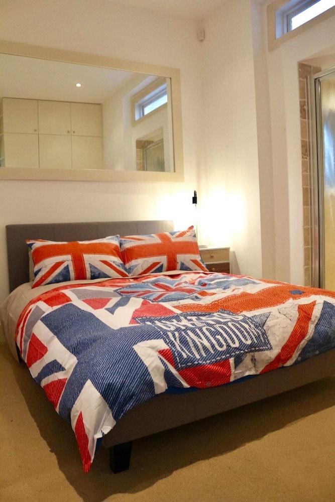 Pleasant, Intimate Flat With Backyard in Battersea - Tap to explore photos