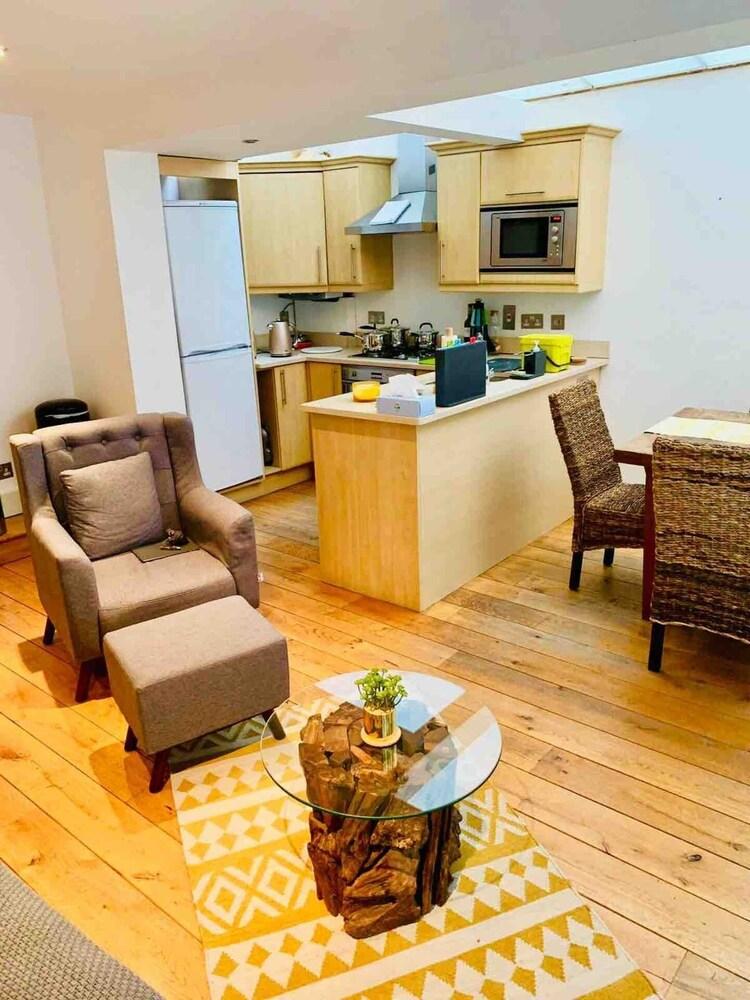 Pleasant, Intimate Flat With Backyard in Battersea - Tap to explore photos
