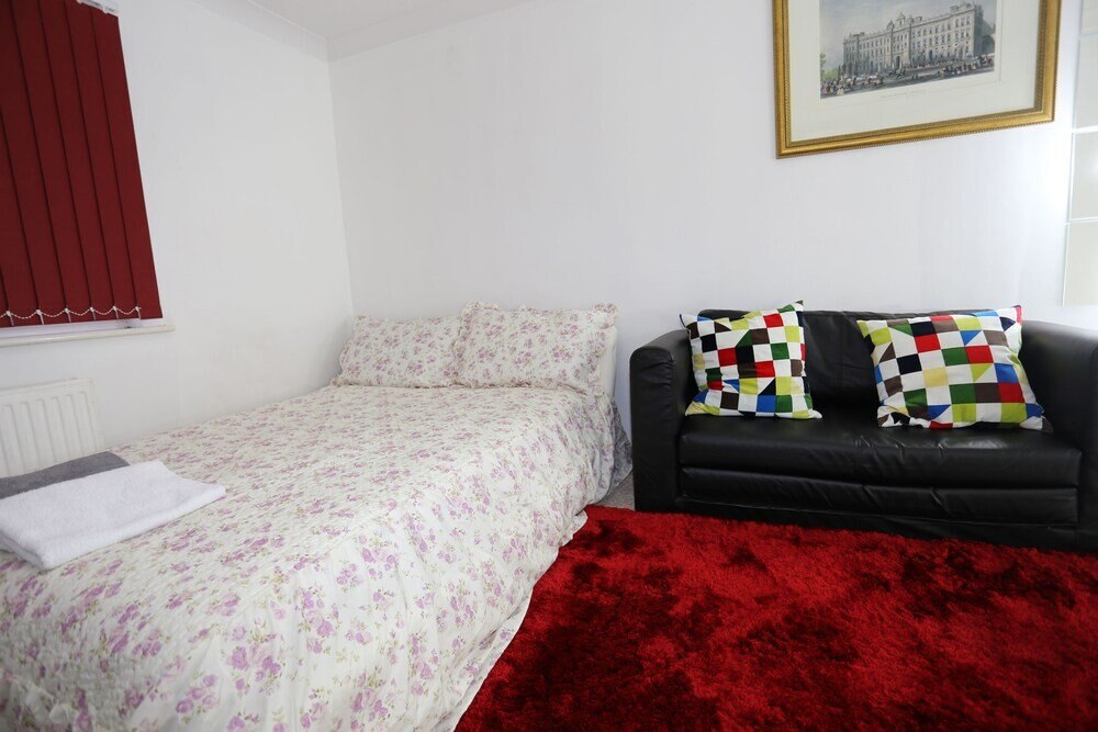 Lovely Studio Apartments - Thamesmead - Tap to explore photos