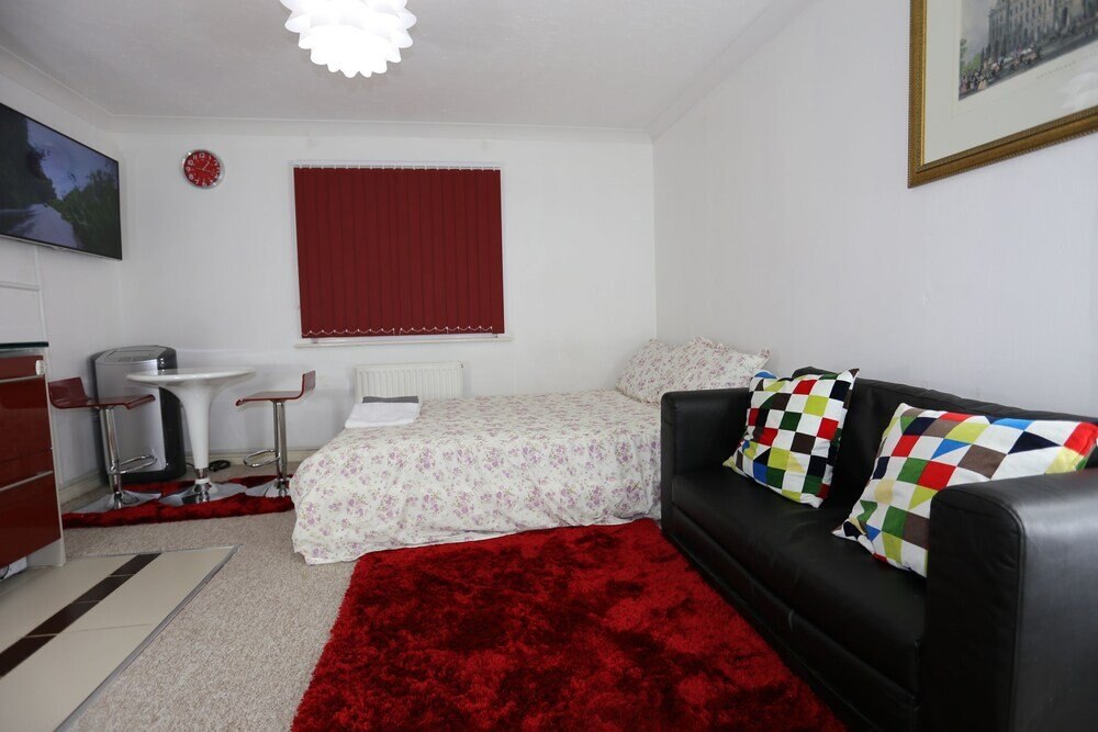 Lovely Studio Apartments - Thamesmead - Tap to explore photos
