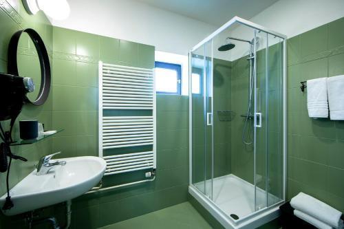 Sir Toby's Midtown - Hostel Room Type - Deluxe Triple Room