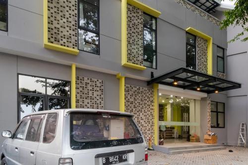 RedDoorz Plus near Senayan City - Tap to explore photos