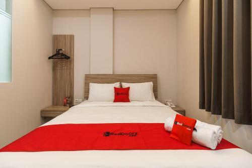 RedDoorz Plus near Senayan City - Tap to explore photos