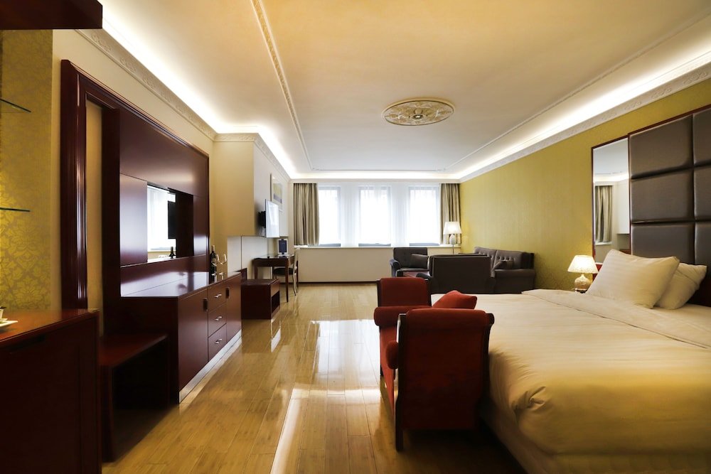Chasse Boutique Hotel Room Type - Luxury Suite, 1 King Bed, Bathtub