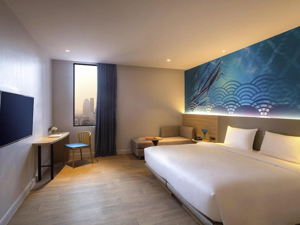 ibis Styles Bangkok Ratchada Room Type - Superior Room with 1 King size bed and sofa
