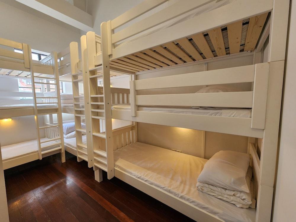 BEAT. Arts Hostel Chinatown Room Type - 1 Bed in 12-Bed Triple-Deck Mixed Room