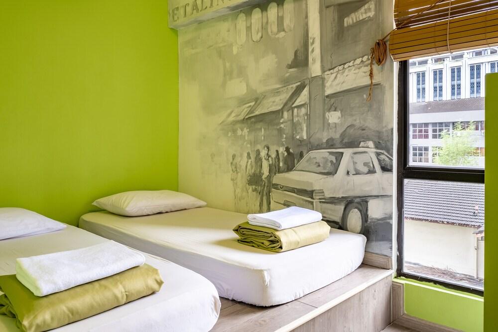 PODs The Backpackers Home & Cafe Room Type - Standard Twin Bed Room