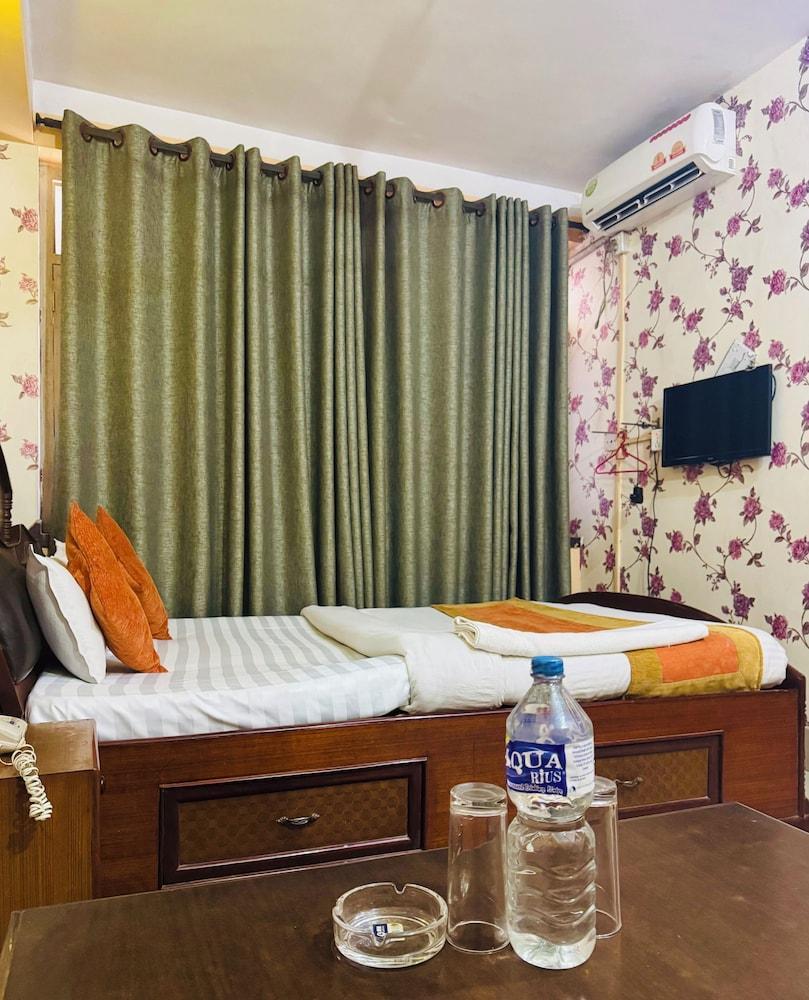 Om Mandakini Hotel Room Type - Deluxe Double Room, 1 King Bed, Private Bathroom, City View
