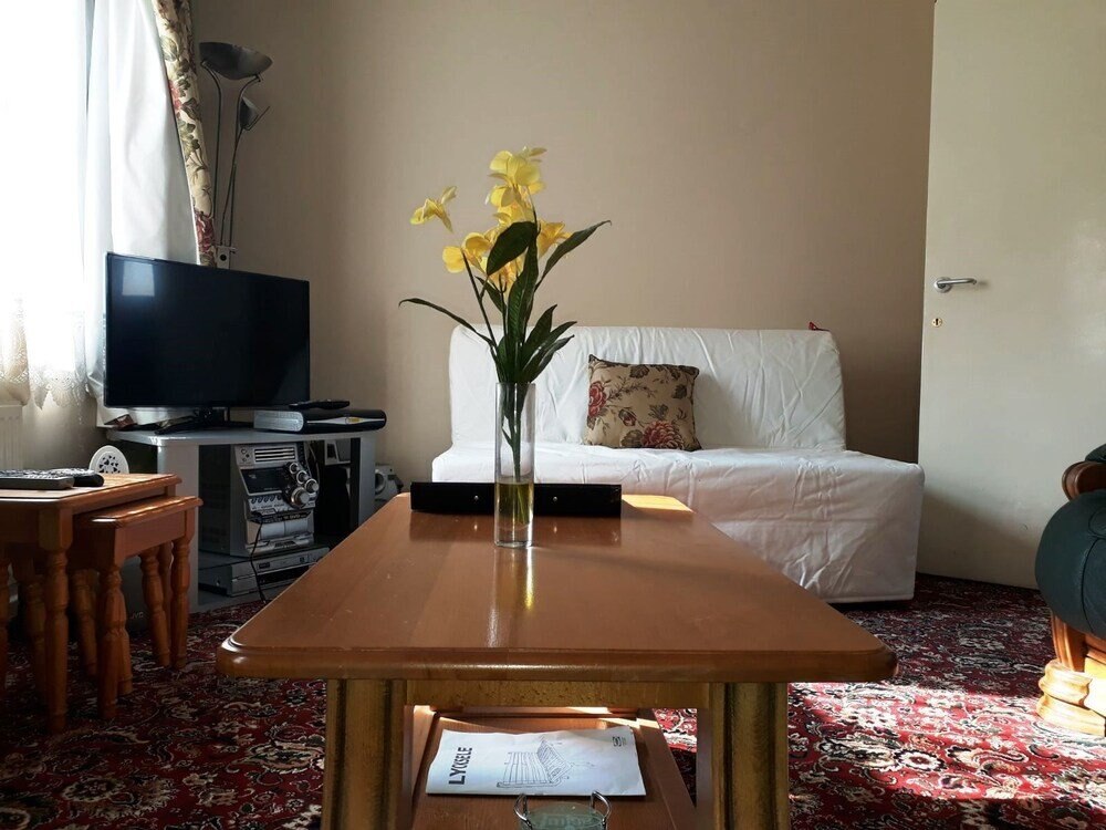 House with a garden in Arnos Grove - Tap to explore photos
