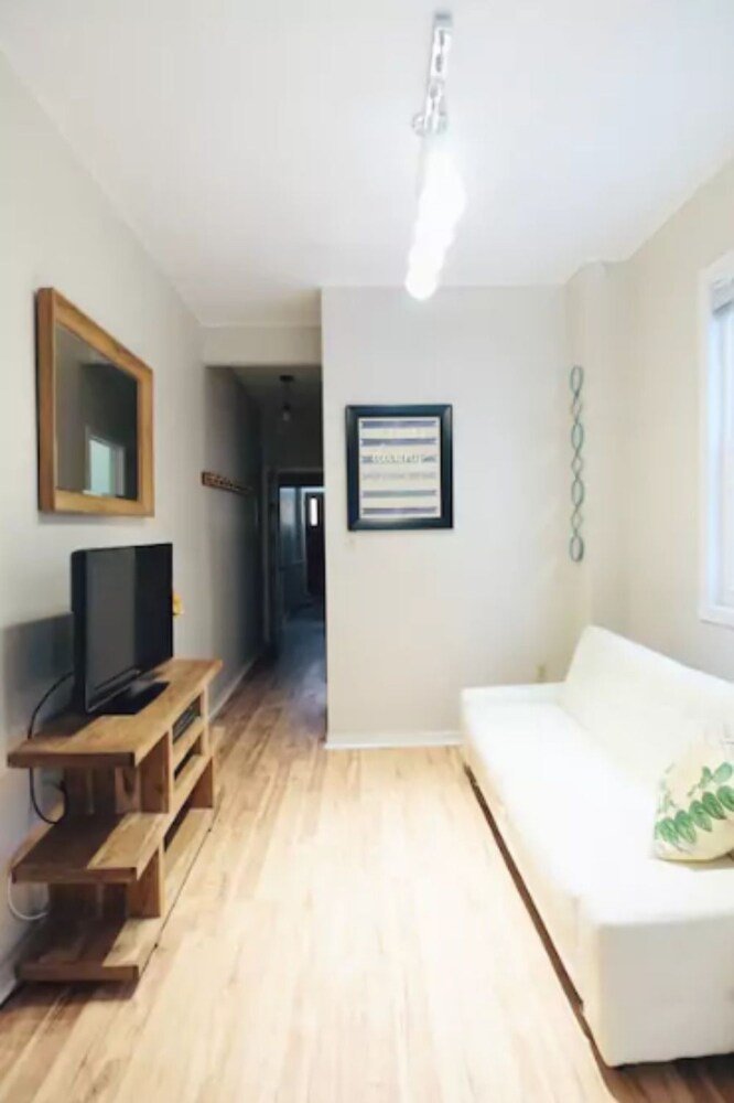 2 Bedroom Suite near Kensington Market - Unit 1 - Tap to explore photos