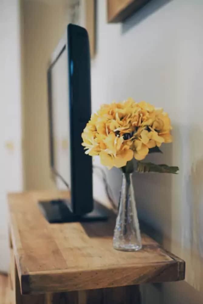 2 Bedroom Suite near Kensington Market - Unit 1 - Tap to explore photos