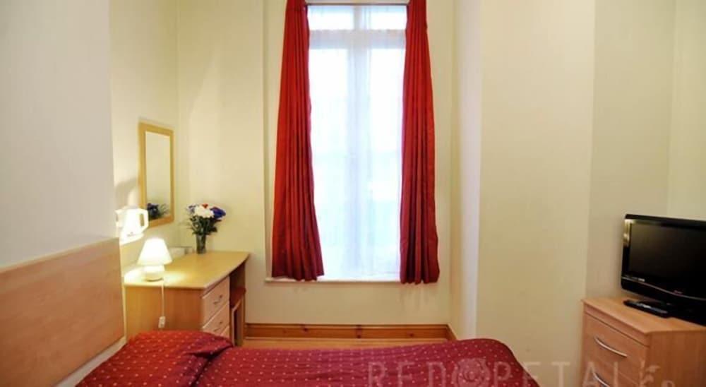 Elmwood Hotel Room Type - Triple Room Elmwood Hotel Room Type - Triple Room