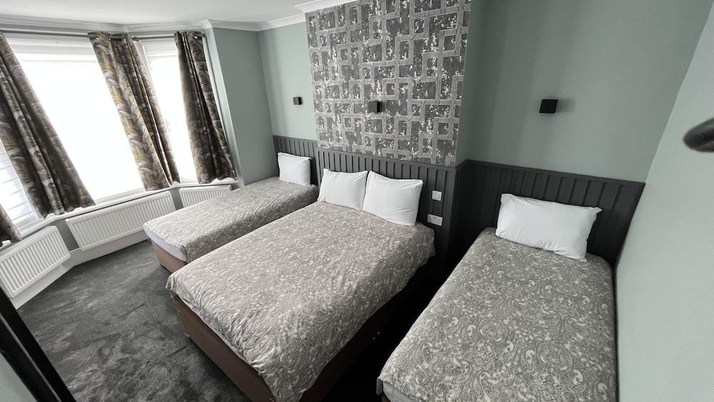 Charlotte Guest House Room Type - Quadruple Room, Ensuite (Double and Two Single Bed)