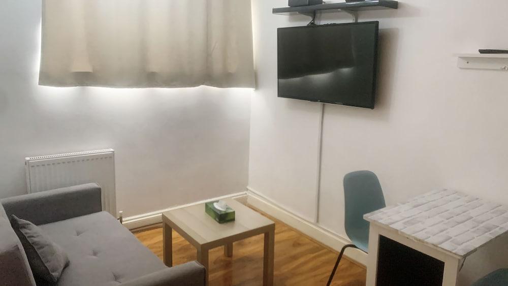 Stunning Apartment In London Tottenham - Tap to explore photos