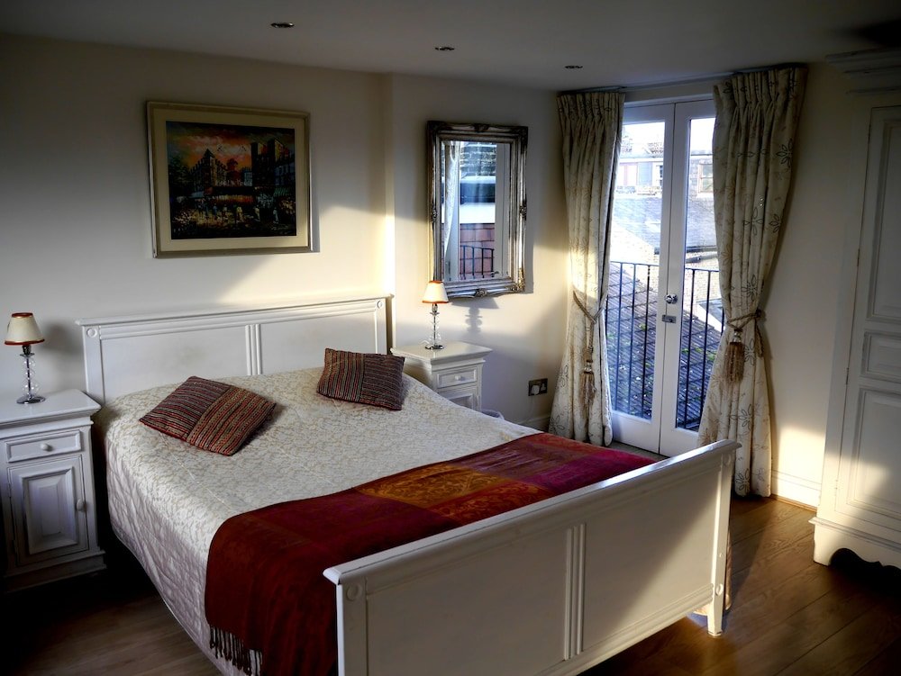 Goodenough Guesthouse Room Type - Triple Room, Ensuite (Separate Bath & Shower)