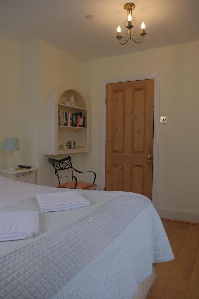 Goodenough Guesthouse - Tap to explore photos