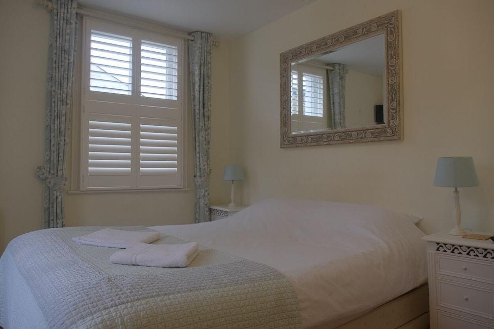 Goodenough Guesthouse Room Type - Double or Twin Room, Private Bathroom