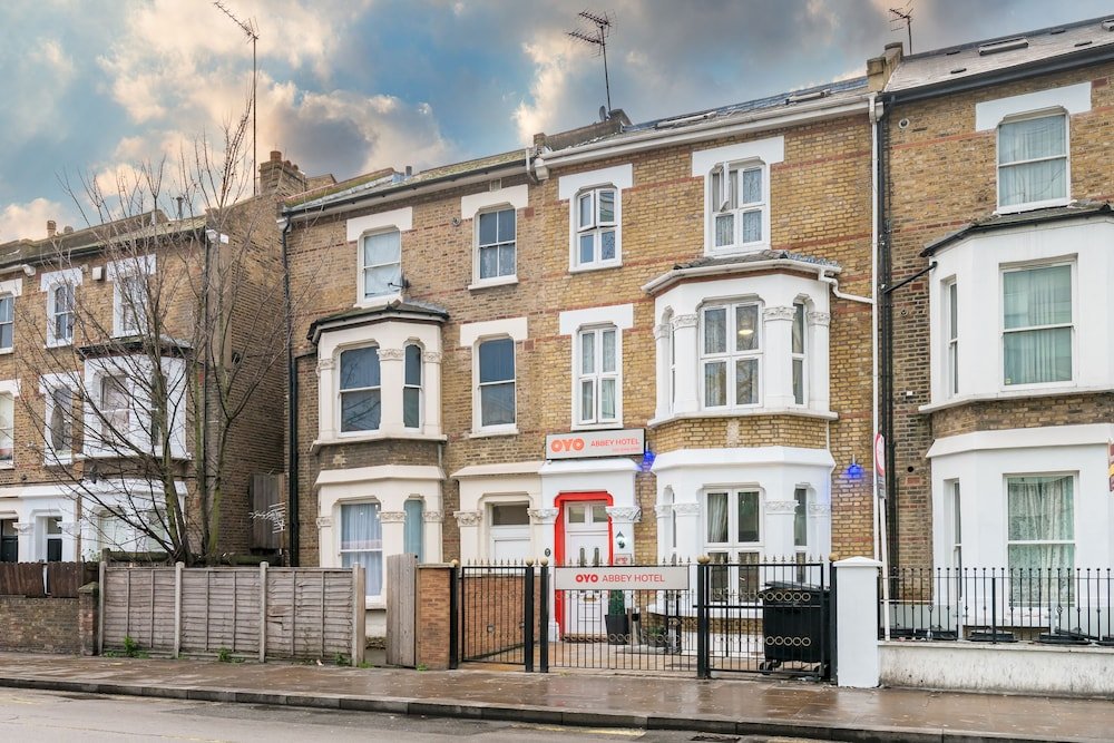 OYO Abbey Hotel, London Shepherd's Bush Market - Tap to explore photos