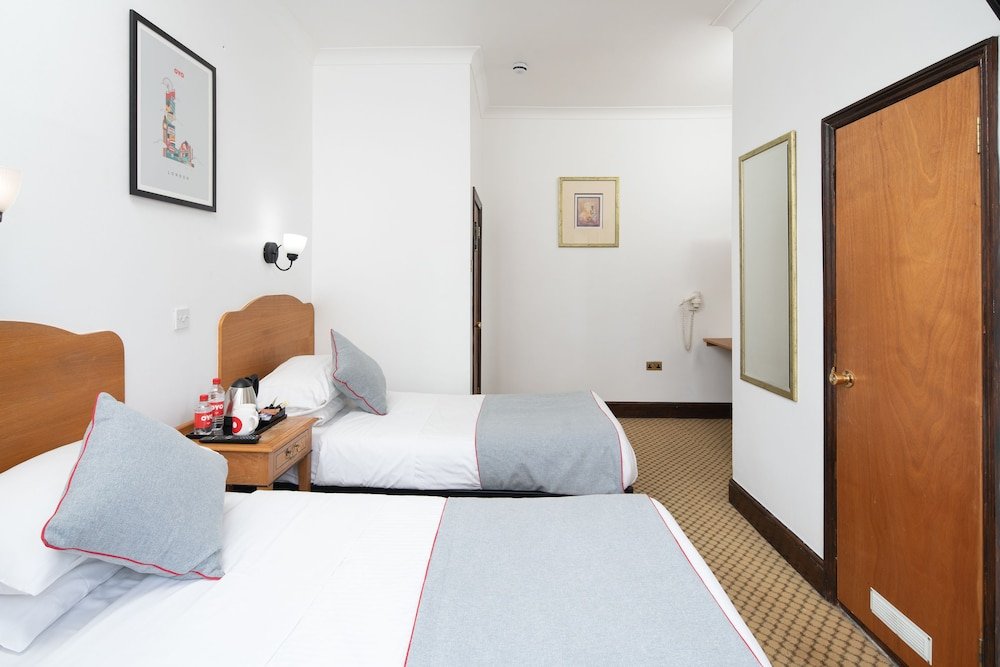 OYO Abbey Hotel, London Shepherd's Bush Market - Tap to explore photos