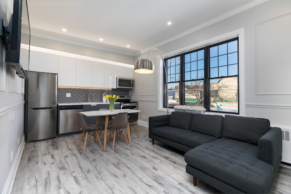 Applewood Suites - Etobicoke - Tap to explore photos