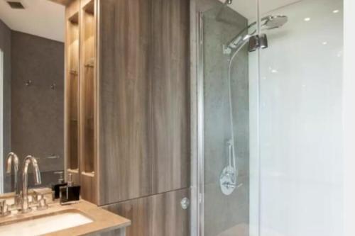 Luxury Modern 2BD Flat in Centre - Tap to explore photos