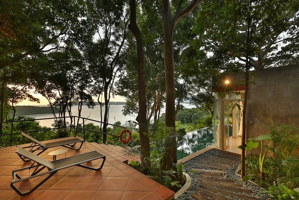 Ambong Pool Villas Room Type - Villa Temoyong Ambong Pool Villas Room Type - Villa Temoyong