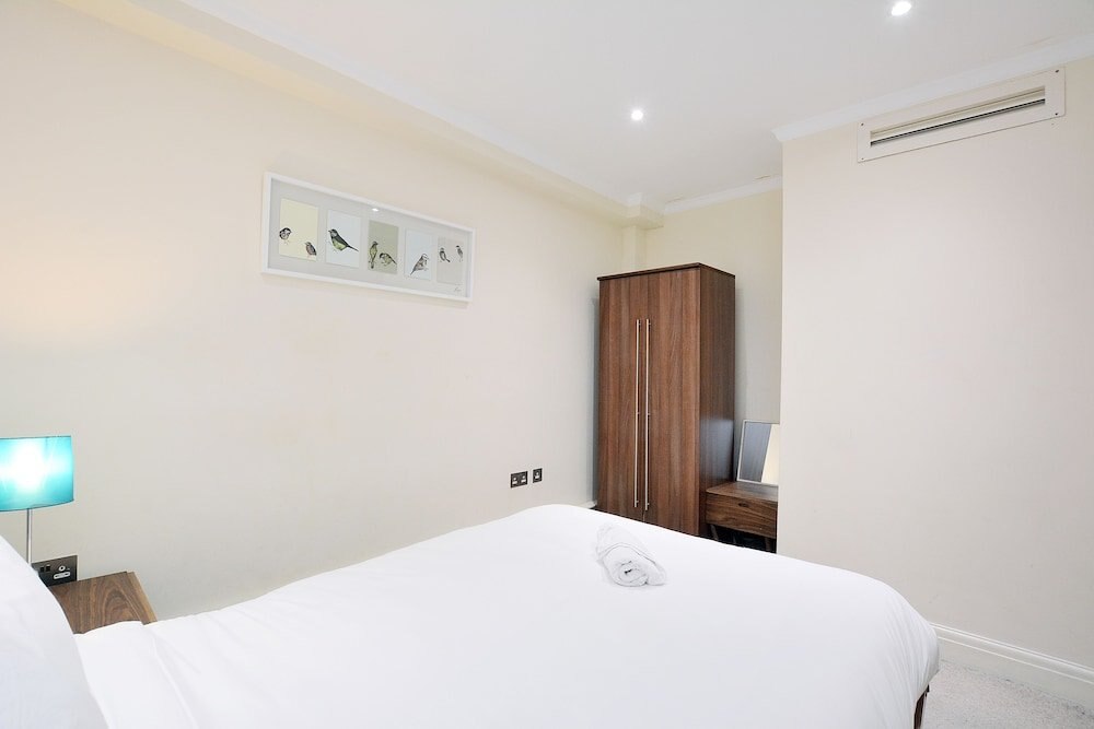 William Mews Townhouse - Tap to explore photos