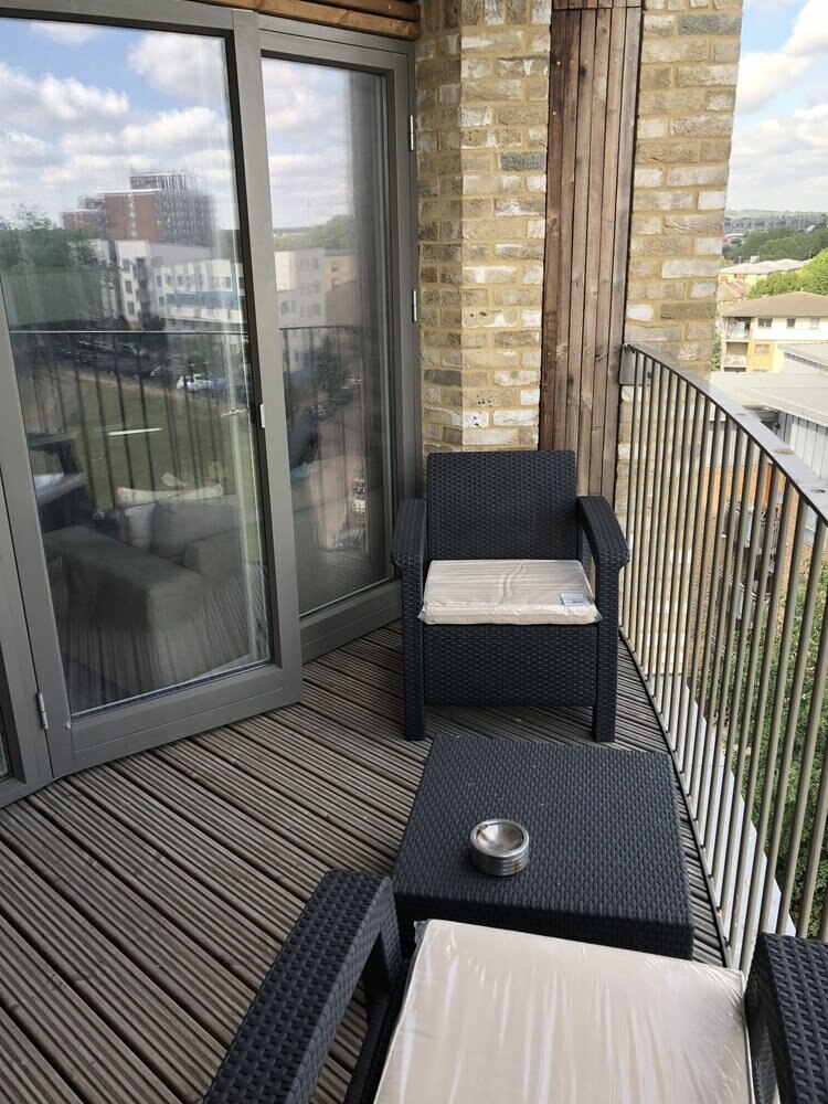 Wembley 2 Bedroom Apartment - Tap to explore photos