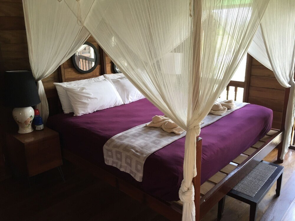 Tanabendang Banglos Room Type - Tunjuk Langit Chalet B4