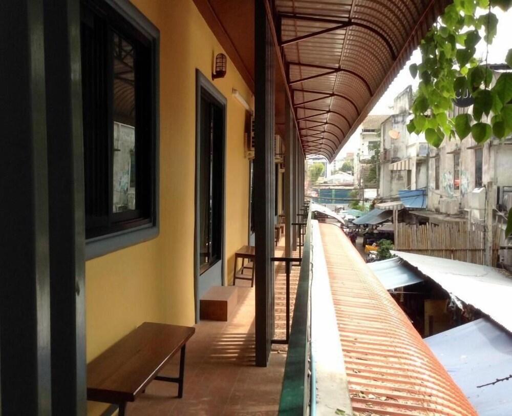 BC guesthouse Si Phraya - Tap to explore photos