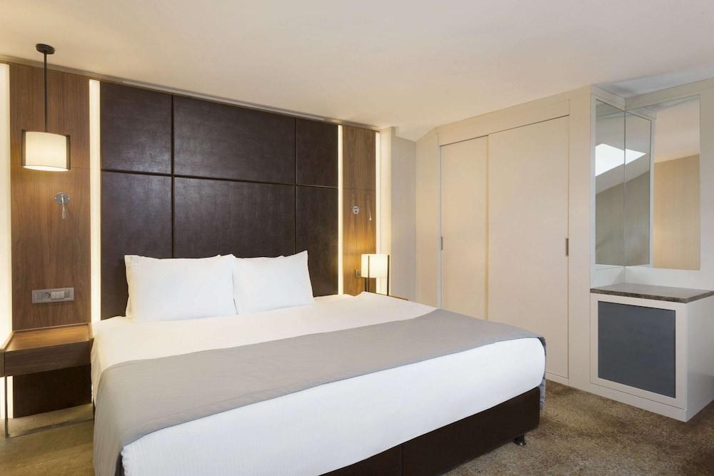 Ramada by Wyndham Istanbul Florya Room Type - Suite, 1 King Bed, Smoking