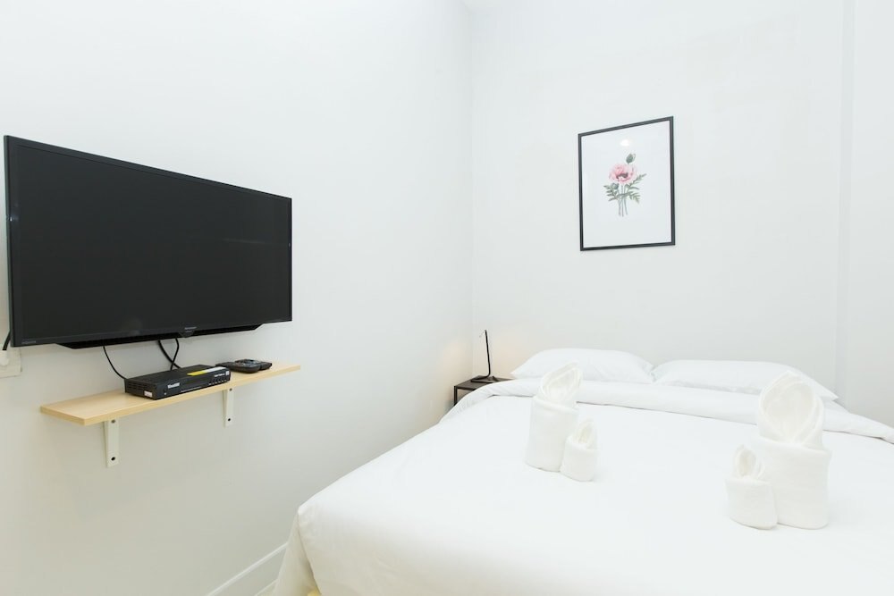 Metro Hotel Room Type - Superior Queen Room (No Window)