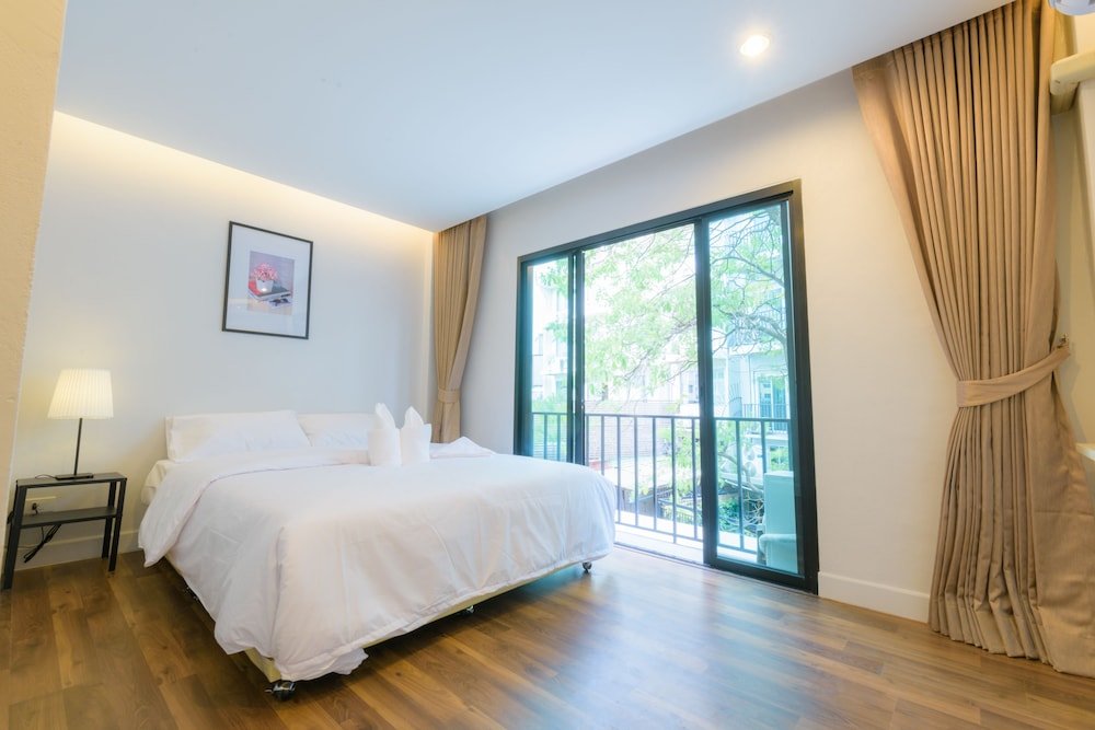 Metro Hotel Room Type - King Room with Balcony