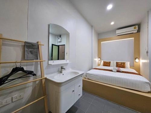 Peace Factory Hostel Room Type - Superior Double Room