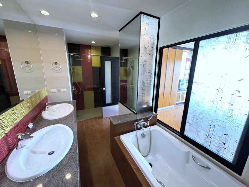 The Sunreno Hotel Bangkok - Tap to explore photos
