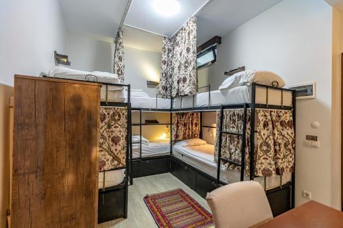Stanpoli Hostel Room Type - 6 Bed Basement Female Dorm