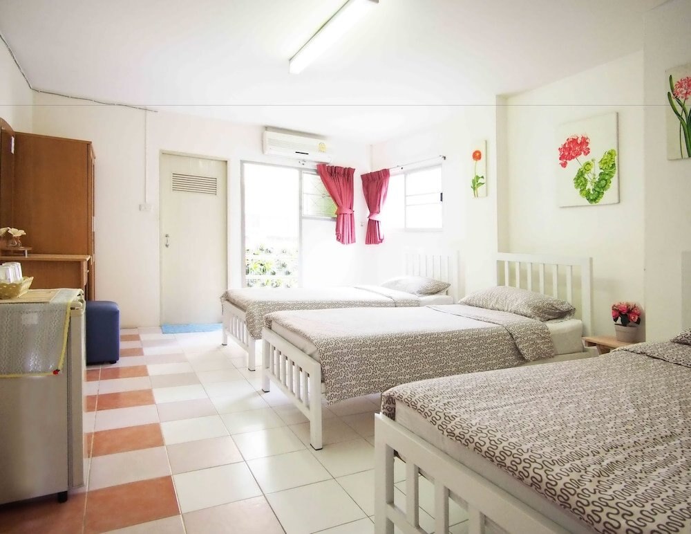 Thanapa Mansion - Hostel - Tap to explore photos