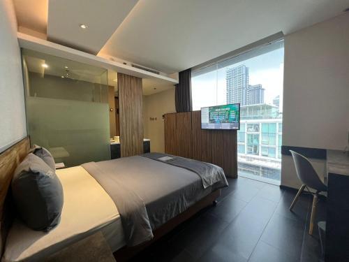 Erian Hotel Room Type - Deluxe Queen Room with City View Erian Hotel Room Type - Deluxe Queen Room with City View