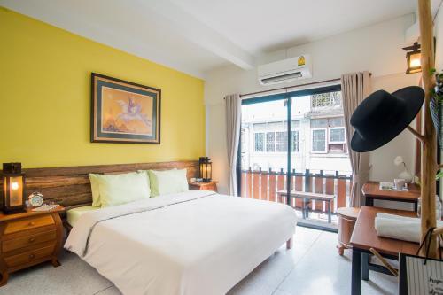 Banthat Thong Hostel Room Type - Double Room with Shared Bathroom