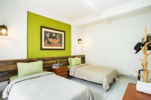 Banthat Thong Hostel Room Type - Twin Room with Shared Bathroom - No Window Banthat Thong Hostel Room Type - Twin Room with Shared Bathroom - No Window