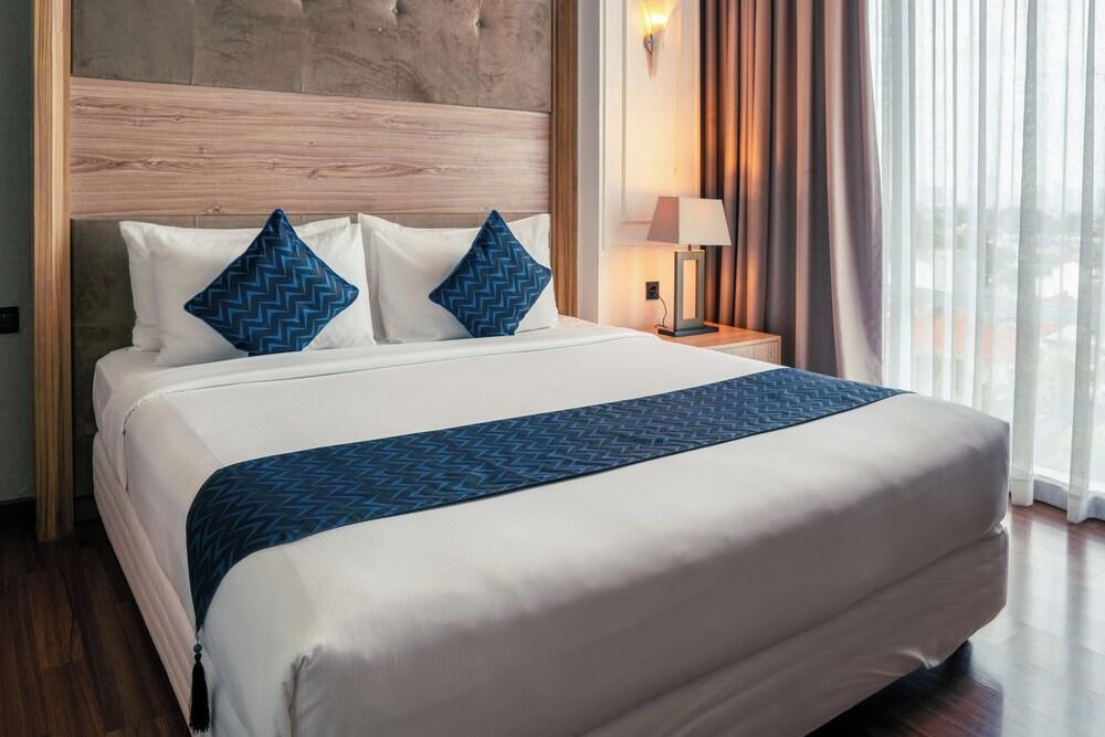 Azana Suite Hotel Antasari Room Type - Deluxe Room, 1 King Bed