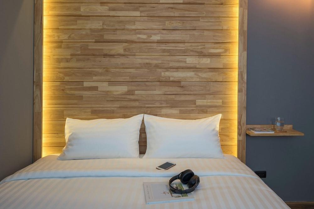 Timber Hostel Room Type - Deluxe Room, 1 King Bed