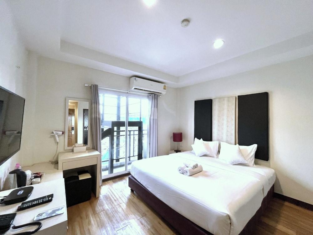Bangkok River Loka Hotel Room Type - Deluxe King
