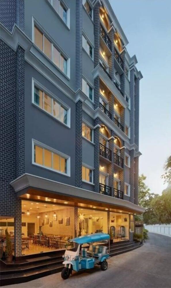 Bangkok River Loka Hotel - Tap to explore photos