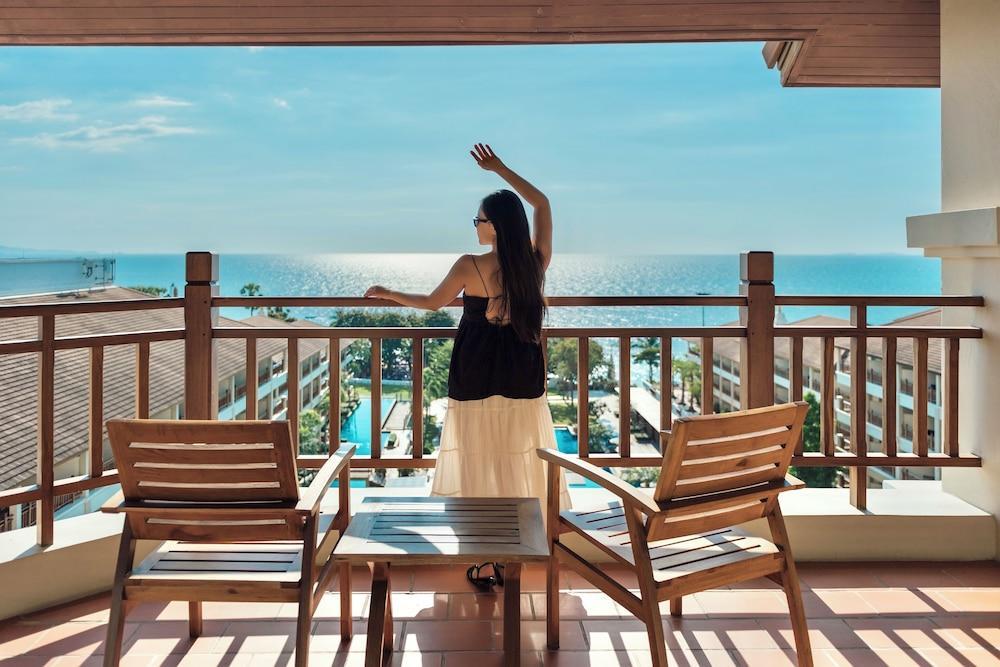 The Heritage Pattaya Beachfront Resort Room Type - Ocean View Suite