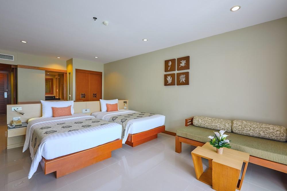 The Heritage Pattaya Beachfront Resort Room Type - Deluxe Poolside Terrace Twin